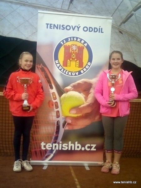 Finalistky turnaje. zleva Smékalová, Davidová